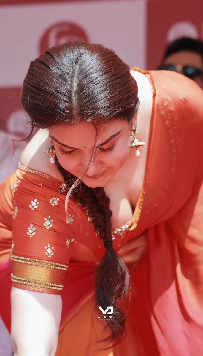 deanfkinambrose's tweet photo. Organizers knew what they were doing 🥵🔥🔥 Honey rose 🥵 https://t.co/6jfOH0T5PH