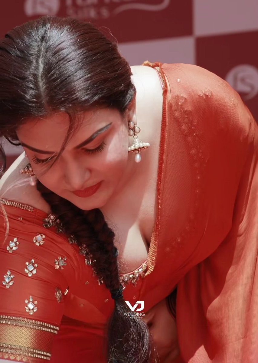 deanfkinambrose's tweet photo. Organizers knew what they were doing 🥵🔥🔥 Honey rose 🥵 https://t.co/6jfOH0T5PH