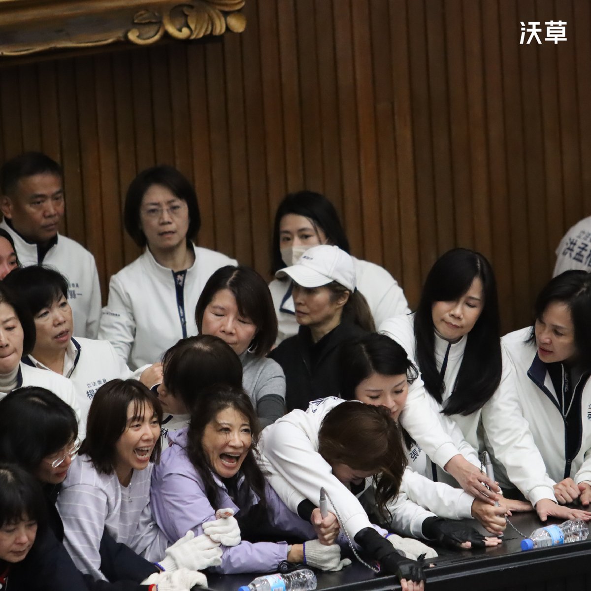 watchoutTW's tweet photo. 民進黨夜佔議場阻三法案修惡　遭陳玉珍帶頭藍白立委拖走清場

在藍白人數優勢下，立法院今（20）日議程排定處理《選罷法》、《憲法訴訟法》、《財政收支劃分法》等爭議法案，其中憲訴法、財劃法還未經黨團協商，藍白就意圖強制三讀。公民團體昨晚包圍立法院抗爭，民進黨立委也突破守門的國民黨立委，破窗佔領議場。

面對在議場外守門的民進黨立委助理，國民黨立委陳玉珍開嗆：「你們要革命的話，就是要犧牲性命」、黨籍立委鄭天財也嗆聲：「你們進去啊，我就把它（立法院）燒掉」、國民黨總召傅崐萁更揚言：「一個個拍起來，明天叫警察抓走」。

上午八點多，議場開門但藍綠持續僵持。徐巧芯助理、日前罵抗議民眾「是瘋子」的謝克洋，不但協助搬違禁品音箱進入議場記者席，更以黑色大包包疑似攜帶鈍器等危險物品，遭駐衛警擋下。傅崐萁助理則在記者席持麥克風嗆人，囂張行徑引發其餘助理不滿回嗆。

約 9 點 04 分，國民黨開始進攻議場，民進黨則死守議場後方的門，也就是立法院長韓國瑜通常的出入口。

面對週一國民黨鎖門開會不吭一聲的民眾黨，稍晚也進入議場，並在議場地板鋪上「民主被封鎖」、「國會搞戒嚴」布條抗議，且加入中國國民黨拖走民進黨立委清場的行列。

在藍白合力下，陳玉珍帶將死守主席台的民進黨女立委包括黃捷、陳培瑜、范雲等人一一拖走，在 10 點 38分，民進黨立委已遭全數排除。

上午激烈攻防暫告一段落，約在 11 時 41 分，立法院長韓國瑜在藍委開道保護下，進場主持會議，綠委邱議瑩痛罵韓國瑜「你是中國狗」。

攝影、文字：沃草記者廖昱涵