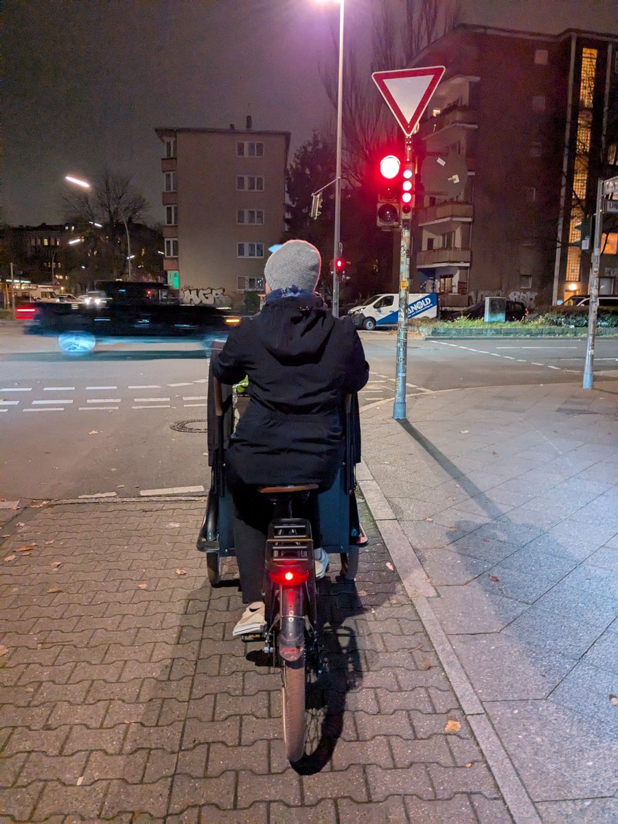#berlin #CyclistsWaiting for green #citycycling #fahrradalltag #traffic #photoseries