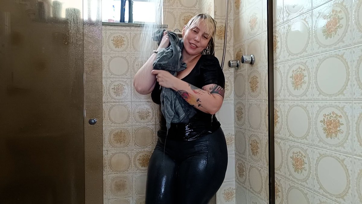 BizWetlook's tweet image. wetlook.biz/product/samant…
As water begins to cascade over her, the real magic happens. Her sweater absorbs the water, clinging beautifully to her figure. The once-soft fabric becomes sleek and smooth, enhancing its visual appeal. 💦🌟 #TransformationInMotion