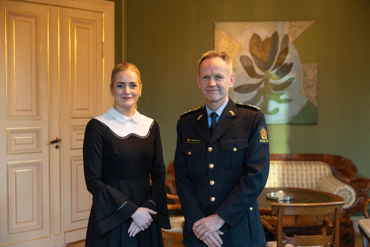 Håkon Skulstad i er i dag utnevnt som ny politidirektør for en periode på seks år. 

Les mer på regjeringen.no/id3080709