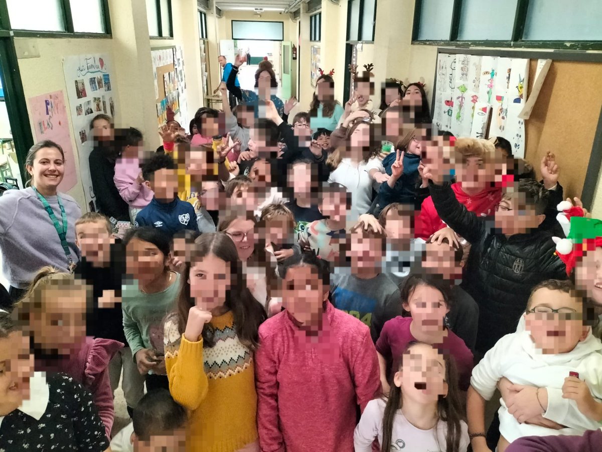 cpblasdeotero's tweet photo. Taller de nieve con los alumnos de 1° ESO del @iesrayuela con nuestros niños de 3° de Primaria. Gracias a la profesora y antigua alumna del colegio Elena  por compartir con ellos una actividad que les ha encantado. https://t.co/e9vtCJZZIj