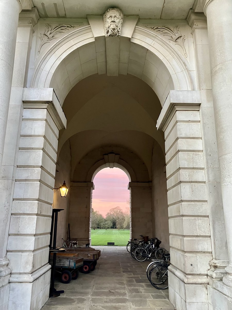 A small reminder that if you are visiting King's over the holiday period, the College will be open to visitors between Friday 27 and Monday 30 December, with entry and exit for all via the Front Gate (on King's Parade) only. Remember to bring your NRM card with you! 💜