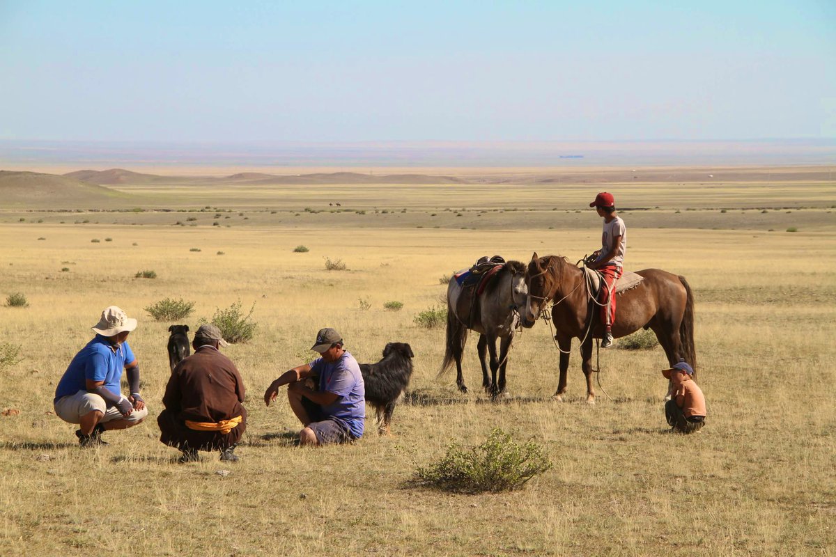 Увс аймгийн Малчин сумын нутаг. Нүүж яваа хүмүүстэй зам тосоод уулзсан үеийн зураг байна.
