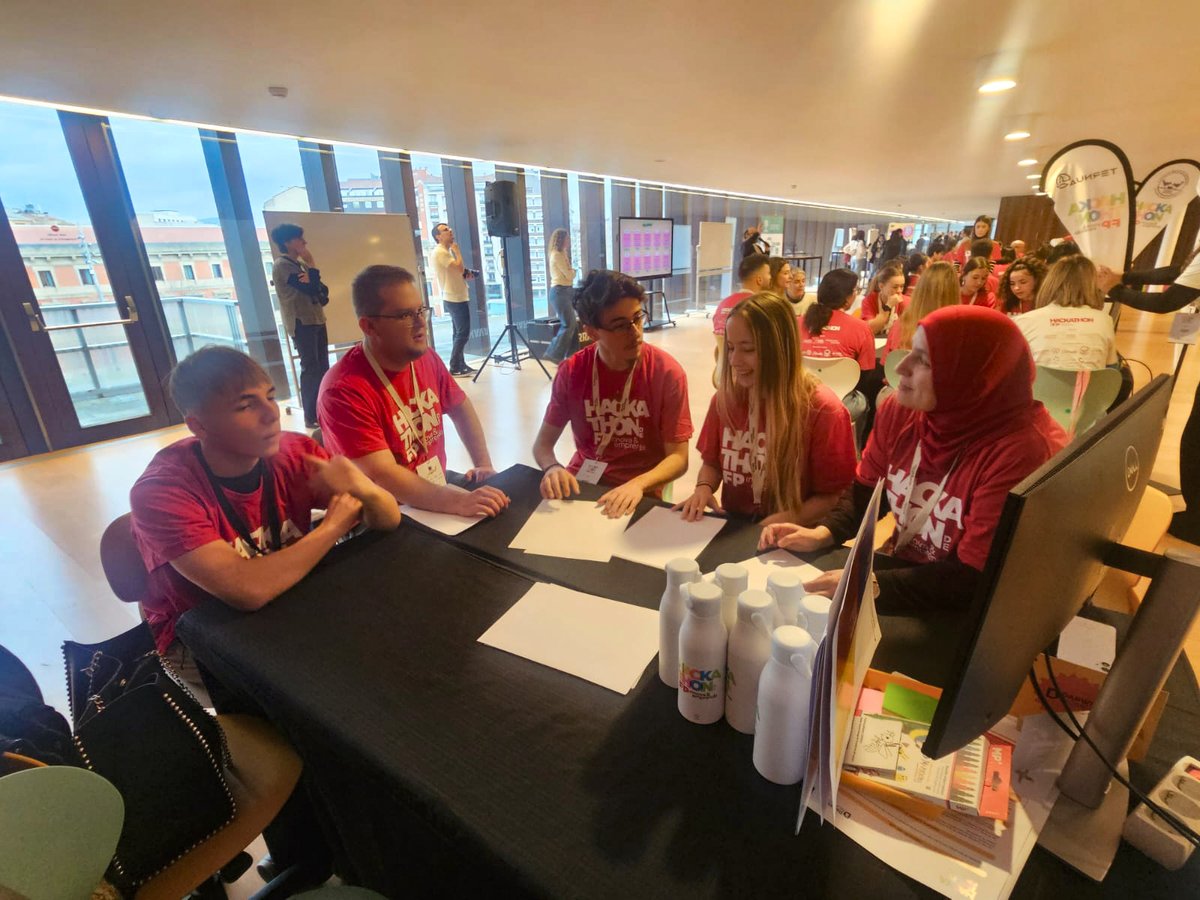 El I Hackathon FP Navarra, organizado por el Departamento de Educación, se celebró ayer en Baluarte, un concurso de 12 horas para resolver retos planteados por empresas. el CIP ETI estuvo representado por seis alumnos y alumnas de 1º de GS de Marketing y Publicidad. Buen trabajo