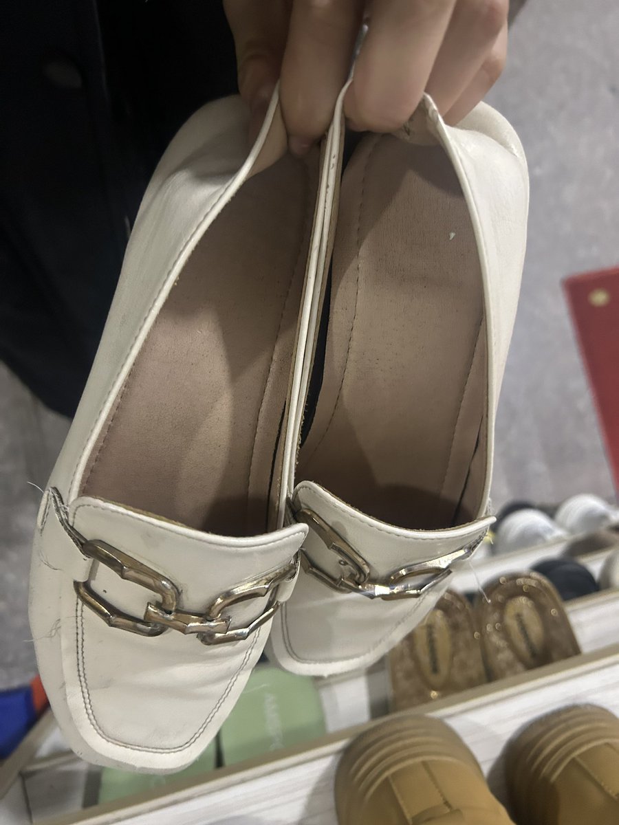 vpie288753's tweet photo. 兄弟们，这个骚货家门口摆那么显眼的矮高跟鞋，看她应该是经常穿，磨损程度 非常好。舔一了一下 味道也挺好的。拿来磨擦 应该很好玩 太棒了，打胶非常好.#楼道 #平底鞋 #打胶 #扫楼 #打飞机✈️ https://t.co/3HGpVvv2Ct