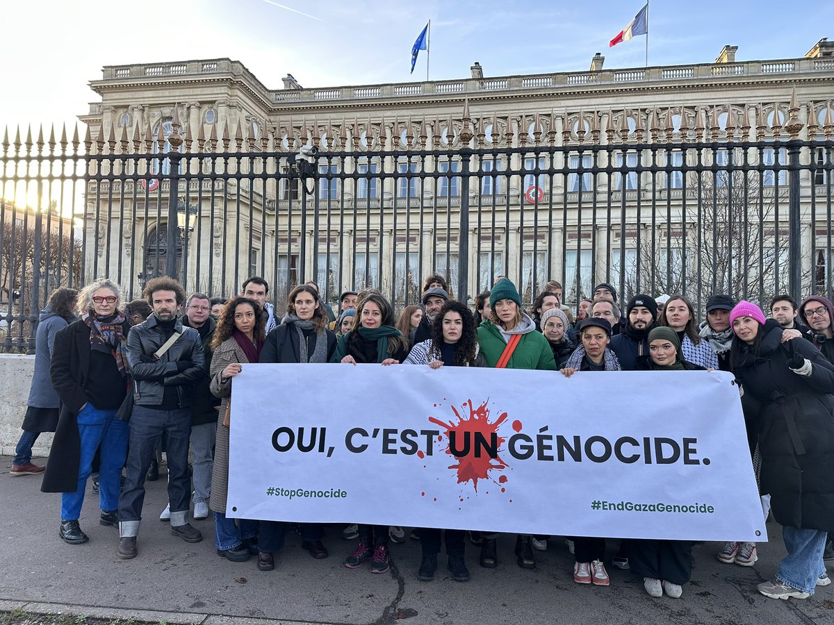 s_assbague's tweet photo. Plusieurs artistes se sont donnés RDV devant le quai d’Orsay pour dénoncer le génocide en cours en Palestine &amp; ses complicités médiatiques/politiques

Ils appellent la France à agir et invitent les acteurs du monde de la culture à rejoindre le collectif ARTISTES POUR LA PALESTINE https://t.co/8d3DDd5qj6