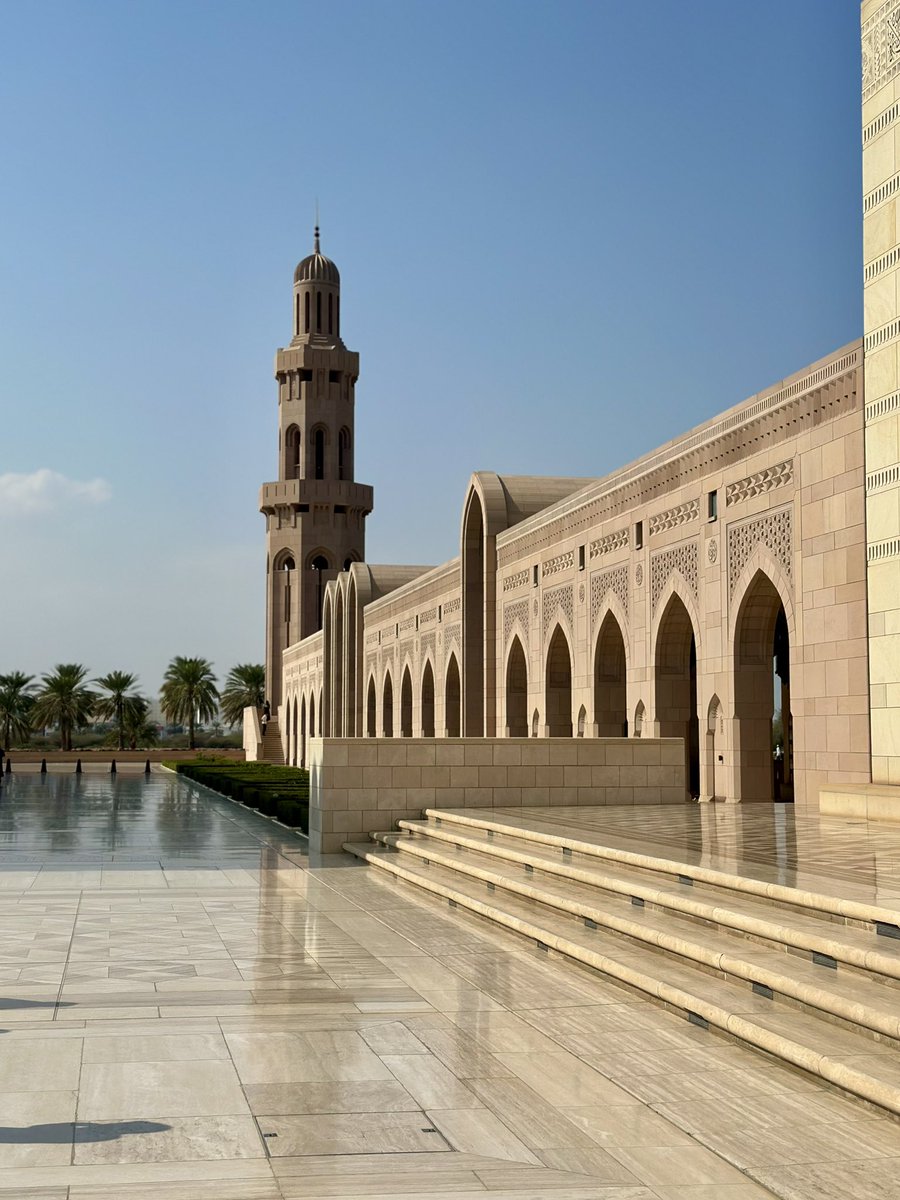 vayayy's tweet photo. aujourd’hui, on a prié Jumuah à la grande mosquée d’Oman. regardez comme elle est splendide 🕌 https://t.co/Phryz4rouF