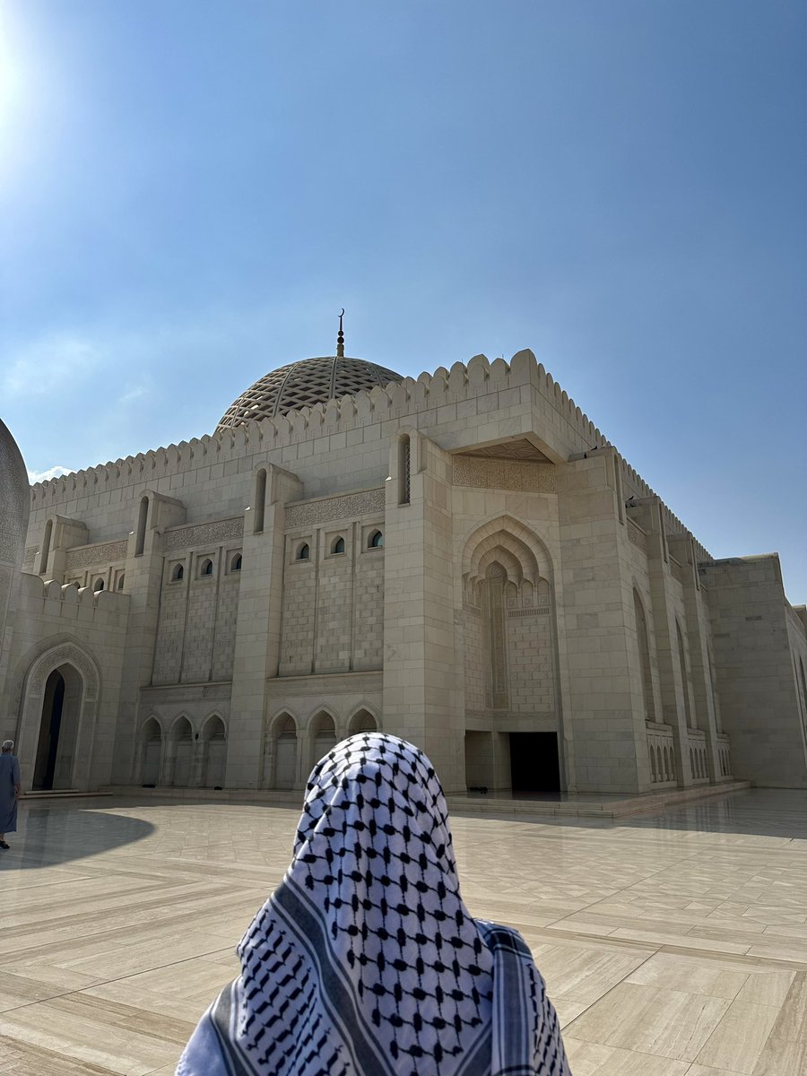 vayayy's tweet photo. aujourd’hui, on a prié Jumuah à la grande mosquée d’Oman. regardez comme elle est splendide 🕌 https://t.co/Phryz4rouF