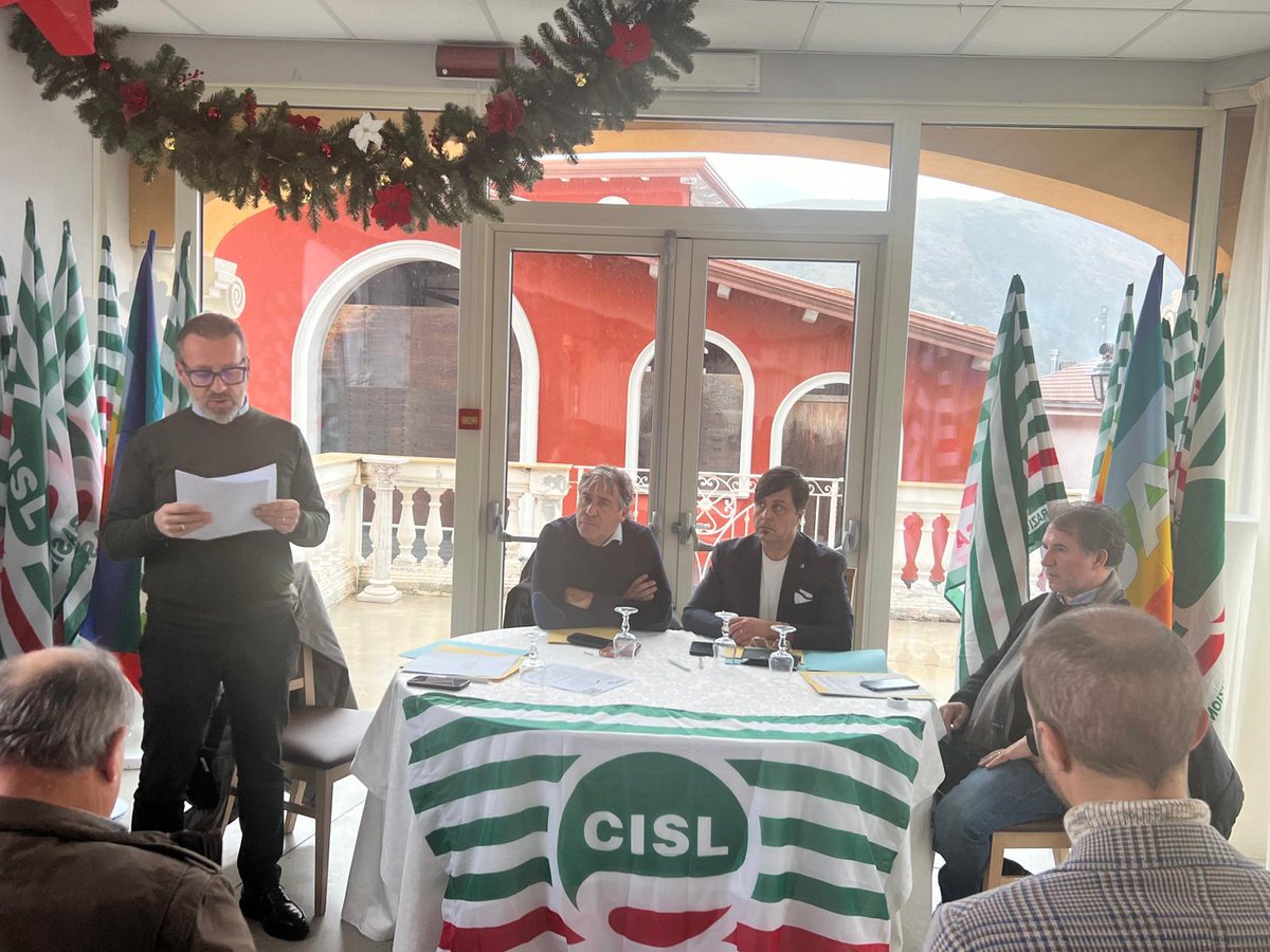 FilcaCisl's tweet photo. Il SG agg. Ottavio De Luca al CG Filca #Basilicata: "Il rapporto #Svimez ha confermato che ogni anno tantissimi giovani lucani vanno via per cercare un #lavoro. Bisogna investire sul territorio, le #infrastrutture restano uno strumento eccezionale per rilanciare l'#economia". https://t.co/vevJnvh5wq