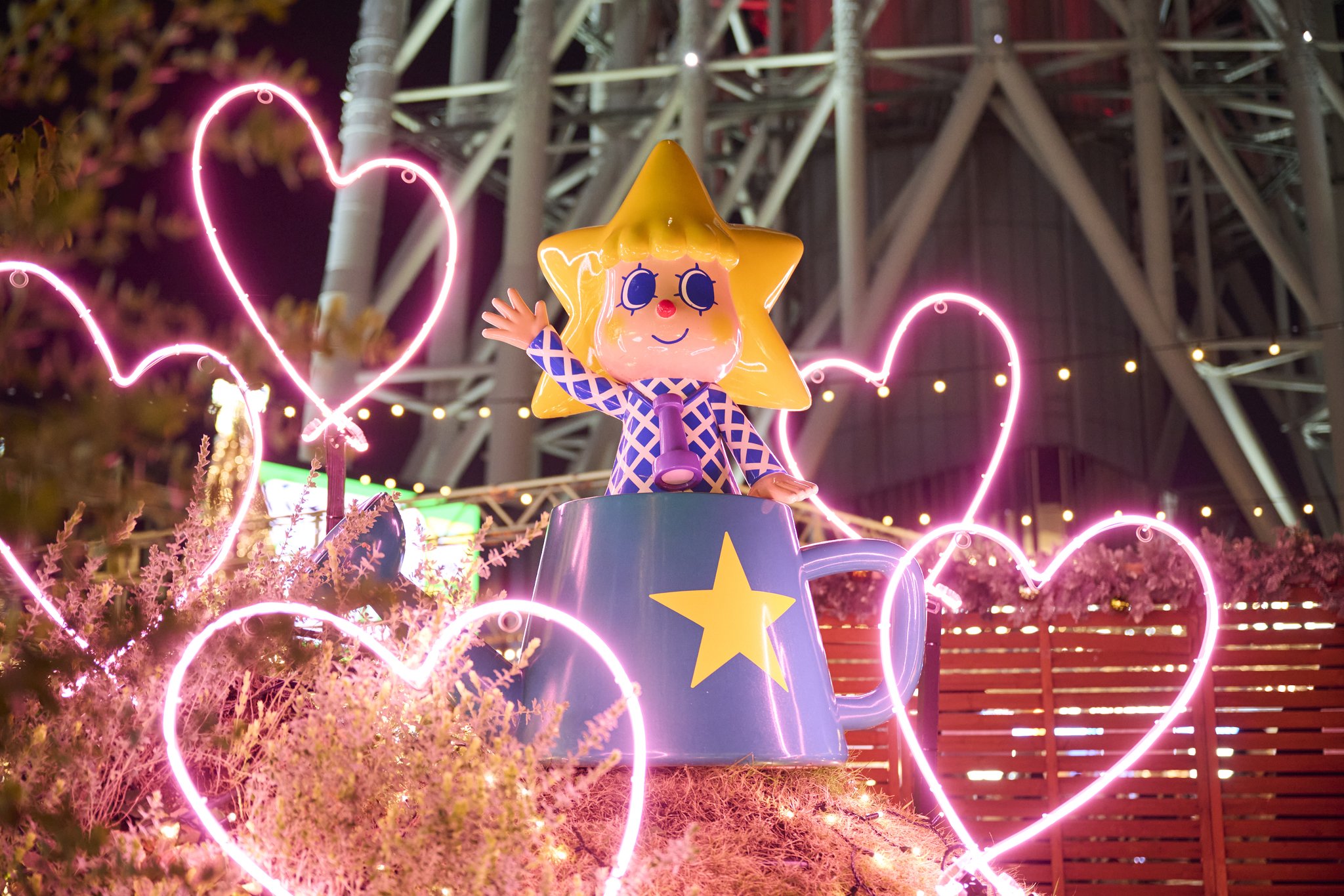 キャラクティックス クリスマスイルミネーション ヘドラ CHARACTICS 丸の内エリアがディズニー作品のイルミネーションに染まる