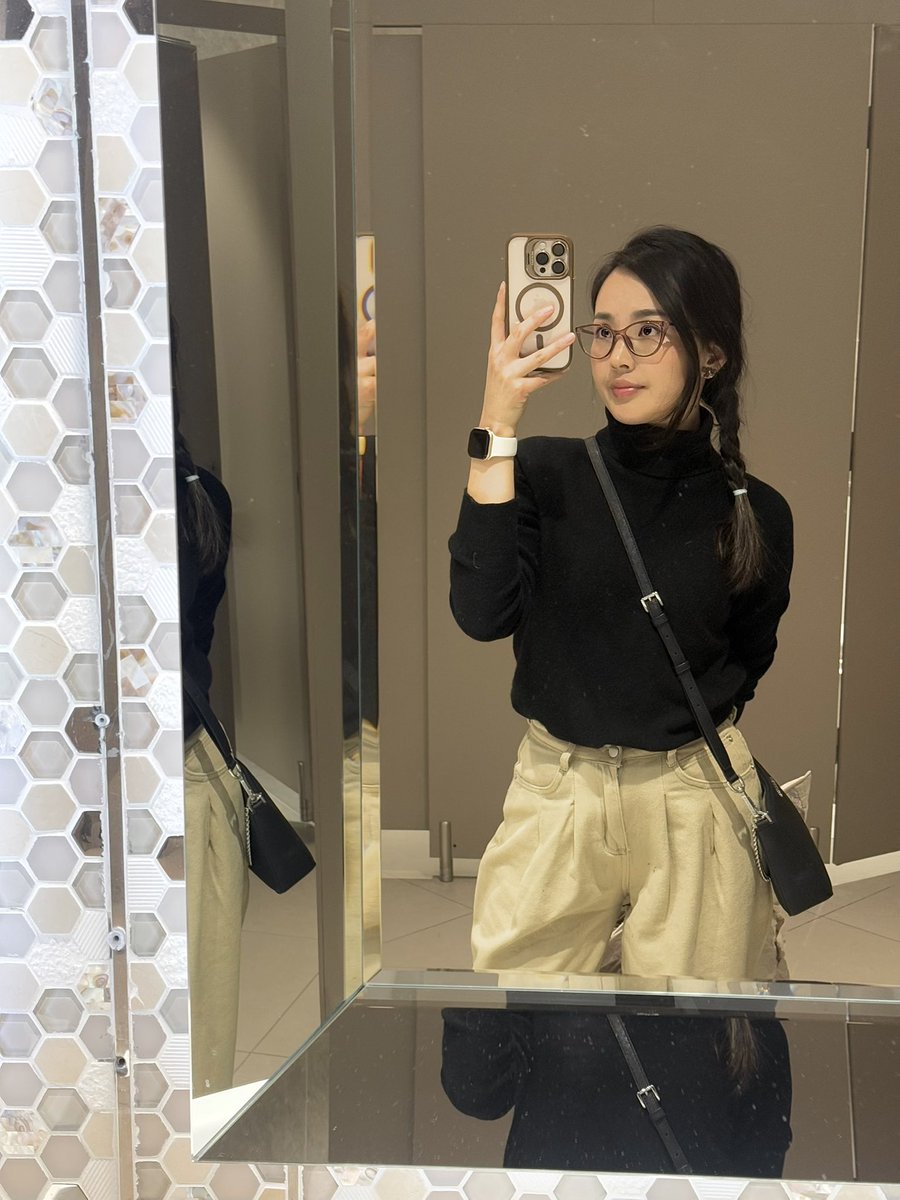 Гладиатор 2-ыг буухаас нь өмнө амжиж үзлээ. Максимусын хүү Лушиус Ромын хаалгаар орохдоо "Ром хот өвчилсөн" гэж хэлэхэд нь гол зураад л явчихлаа. Улаанбаатар хот ч мөн өвчилсөн. Одоо байгаа бүх л асуудлууд өвчний шинж тэмдэг нь. Шинж тэмдэг дээрээ бус үүсгэж байгаа уг нян,