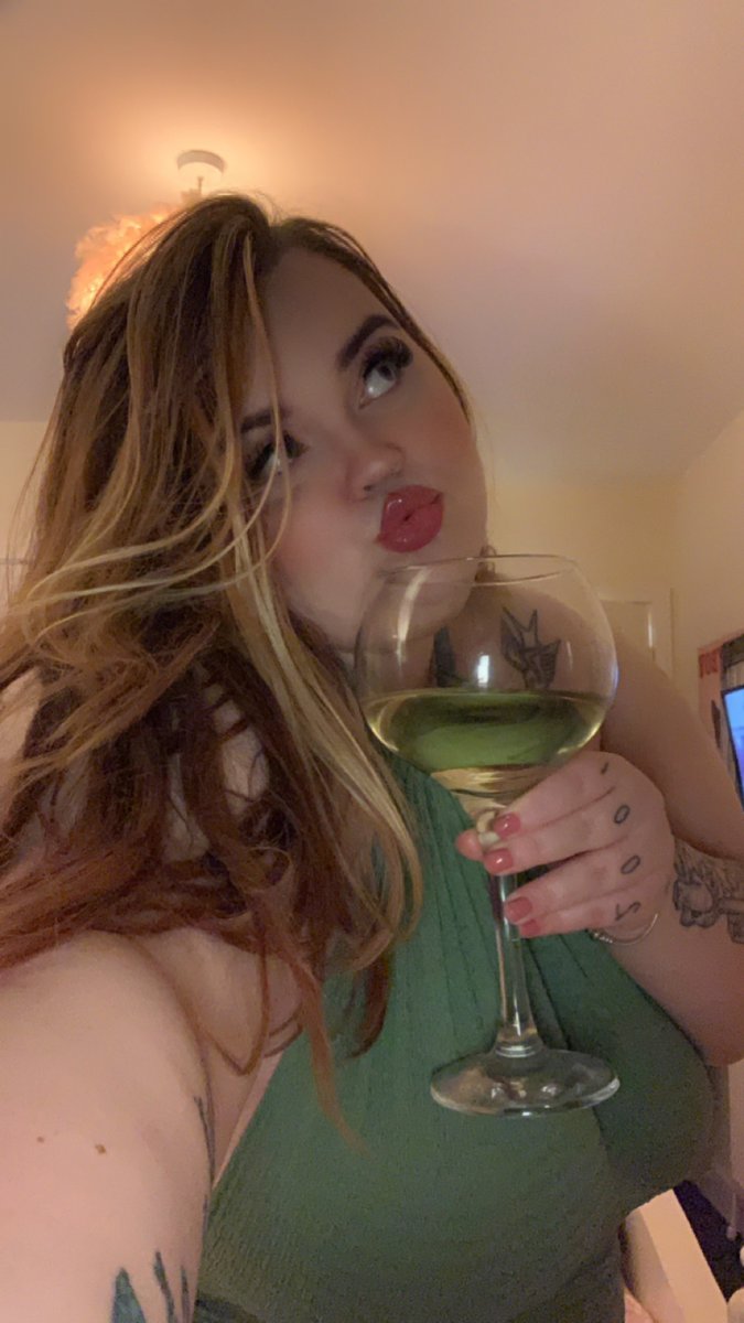 MissRose80906's tweet photo. All dolled up last night with my alpha wishing I was abusing u pigs all night 😈#paypigs #footworship #essex #bbw #findomprincess https://t.co/oylJKORRmZ