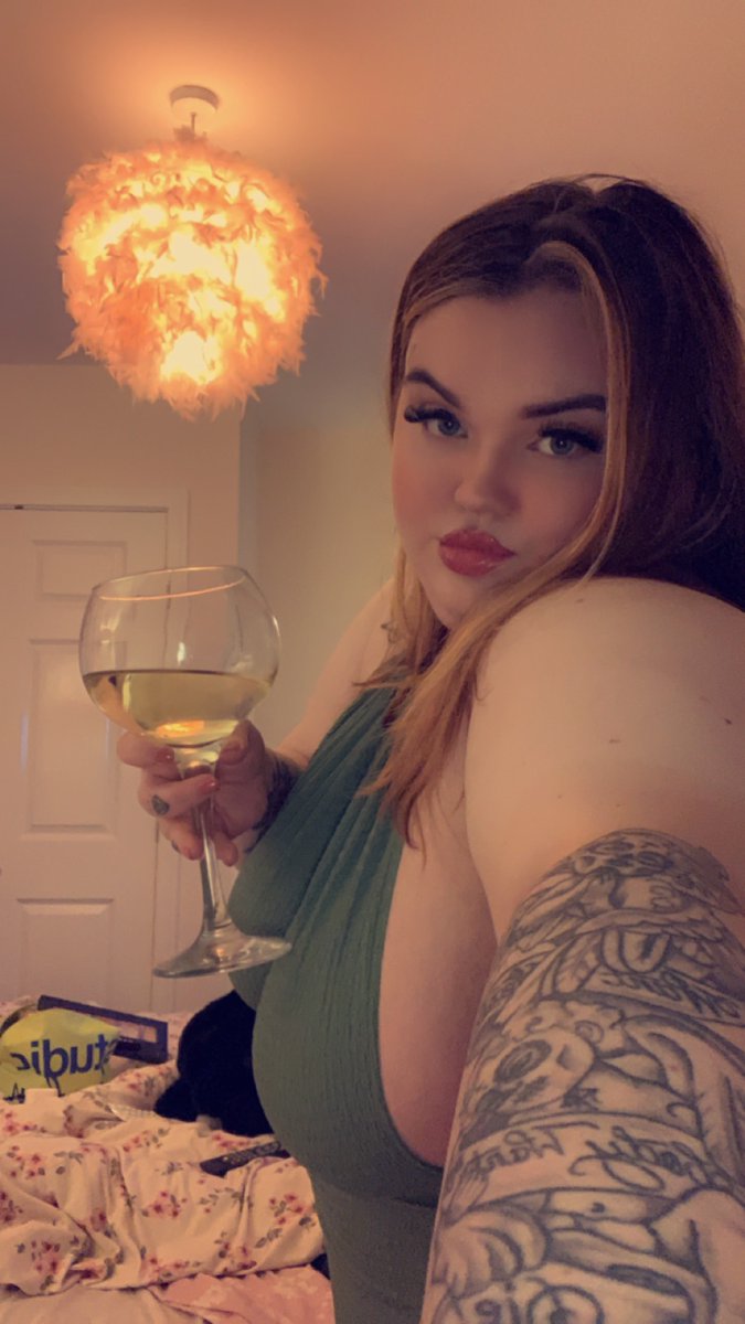 MissRose80906's tweet photo. All dolled up last night with my alpha wishing I was abusing u pigs all night 😈#paypigs #footworship #essex #bbw #findomprincess https://t.co/oylJKORRmZ
