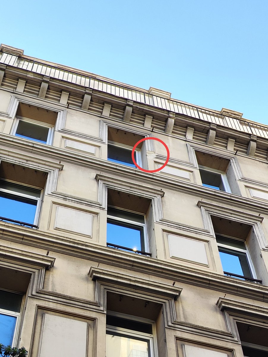 DavidLaMars's tweet photo. 🚨 Faites attention dans les rues, ne rasez pas les murs et levez les yeux en marchant. Les bourrasques de vent peuvent détacher les éléments fragiles de corniche ou de façade comme ici au début de la rue Sainte
#Marseille https://t.co/z5rpmN3a08