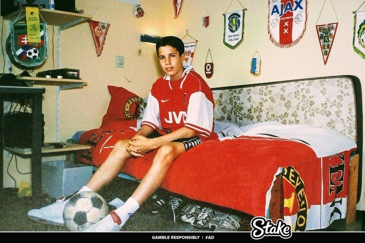 UPYOURARSENAL04's tweet photo. Robin Van Persie at 14, 6 years later he would join Arsenal at the age of 20

His room had 20 club badges, Even as a kid this mf had no Loyalty😭 https://t.co/0Q5MJl3bQ3