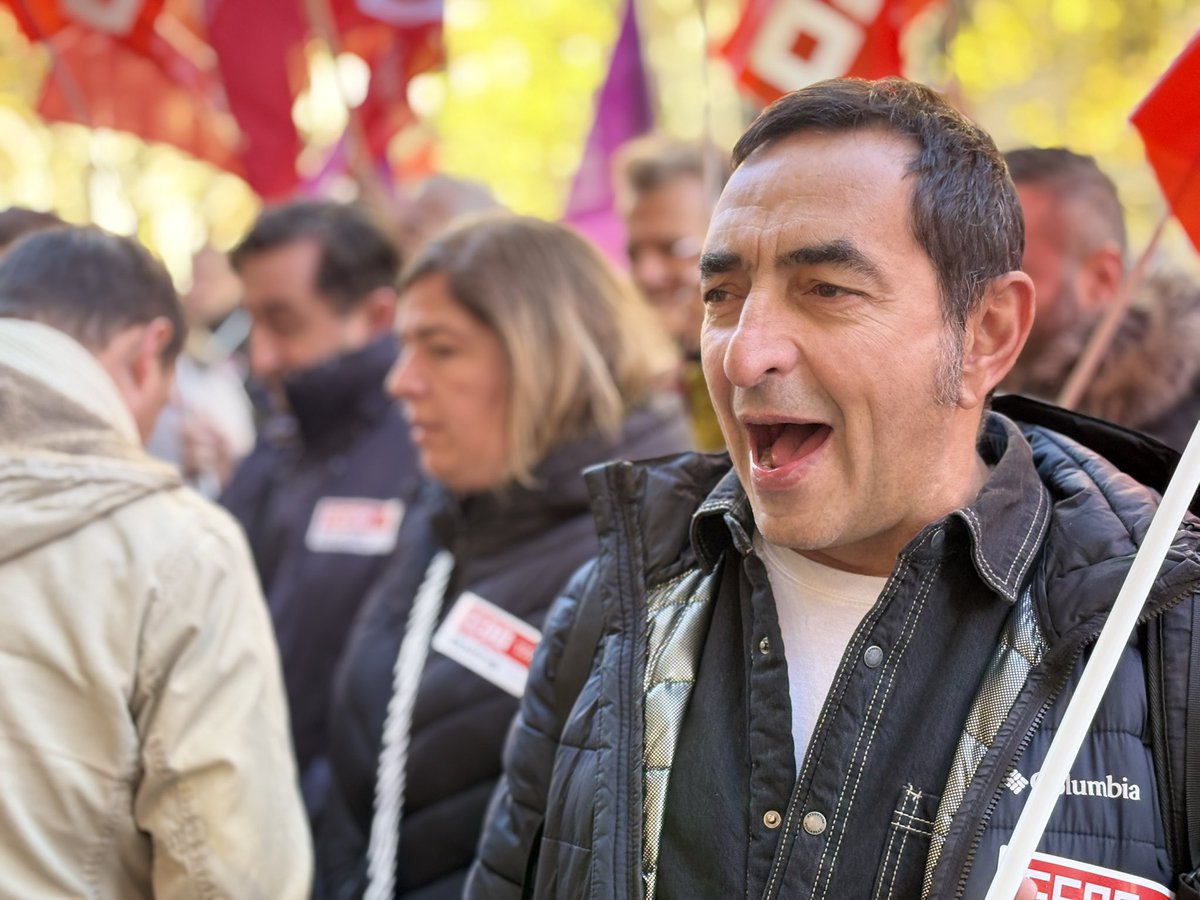 industriaccooma's tweet photo. 🔴Hoy nos concentramos por el derecho a descansar dos días en semana consecutivos para la gente del sector de Pastelería 

🔥Los días 3,4 y 5 no habra roscones derecho reyes en #pasteleriasMallorca sus trabajadores irán a la huelga para luchar por sus derechos.

@CCOOMadrid https://t.co/pKrXHV0IHI