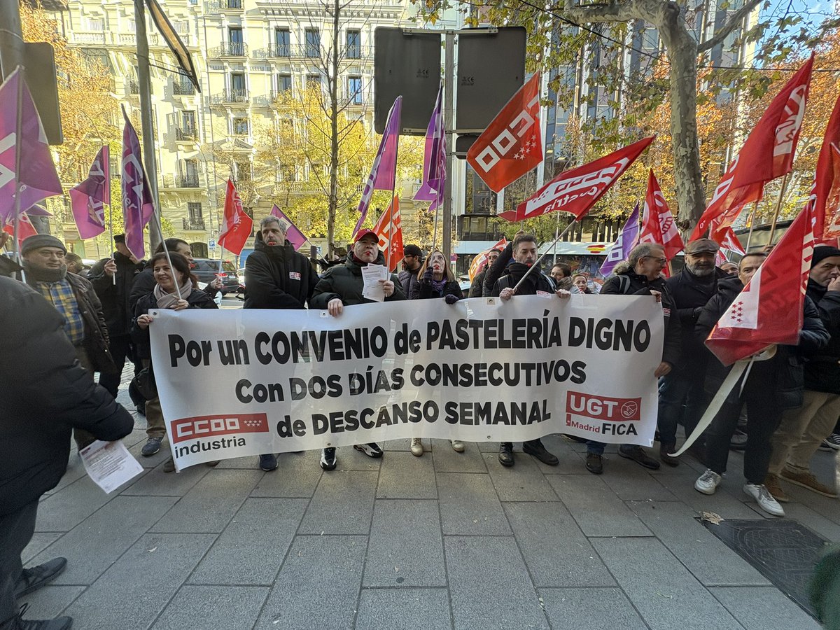 industriaccooma's tweet photo. 🔴Hoy nos concentramos por el derecho a descansar dos días en semana consecutivos para la gente del sector de Pastelería 

🔥Los días 3,4 y 5 no habra roscones derecho reyes en #pasteleriasMallorca sus trabajadores irán a la huelga para luchar por sus derechos.

@CCOOMadrid https://t.co/pKrXHV0IHI