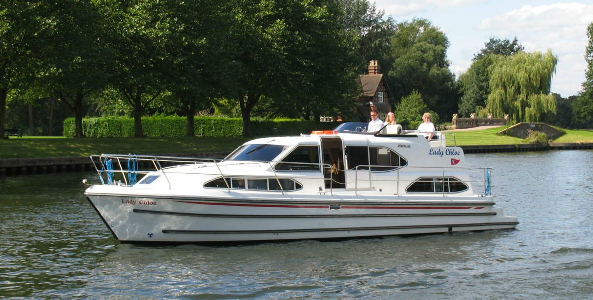 With Xmas just around the corner, there's still time to save 10% on your 2025 holiday. Just book before the 31st December 2024 and save up to £391 on your next boating adventure. Lady Chloe sleeps 4 people in 2 en-suite cabins kriscruisers.co.uk/cruisers/lady-…