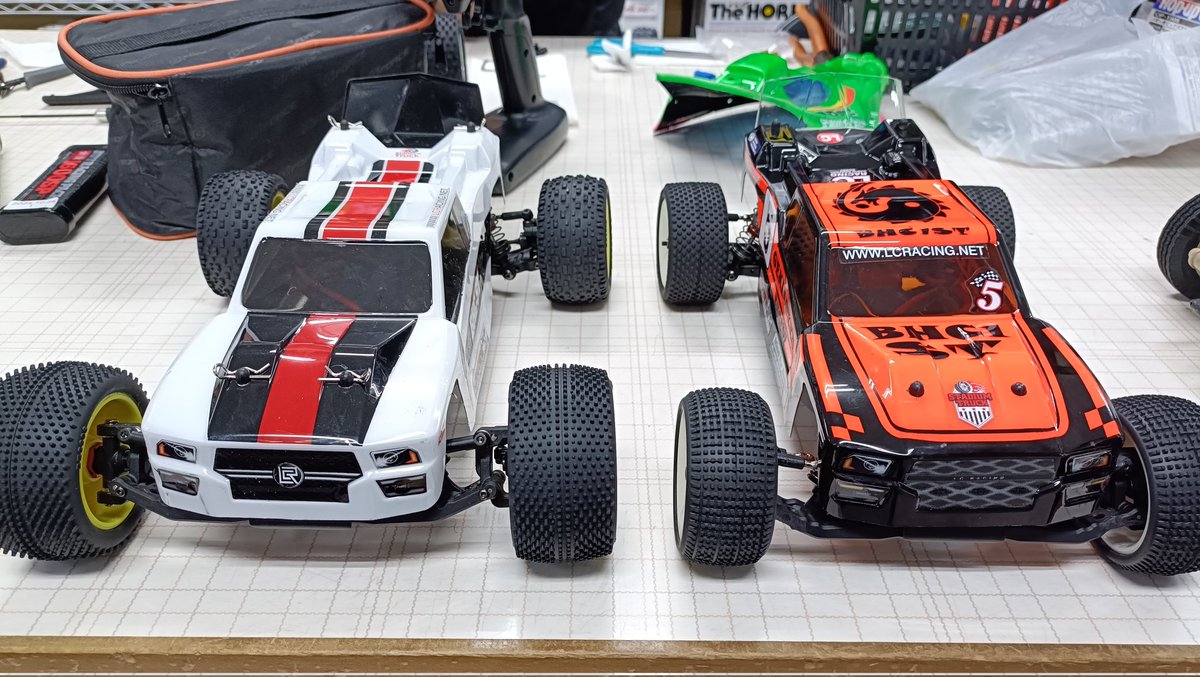 gekiten's tweet photo. 何気に私（赤黒）のBHC1stのサイズ感違でしょー、タイヤ変えてるだけだけど、こっちの方が走りはいいんだよなぁー

#BHC1st 
#LCracing https://t.co/ckq4ApKDIM