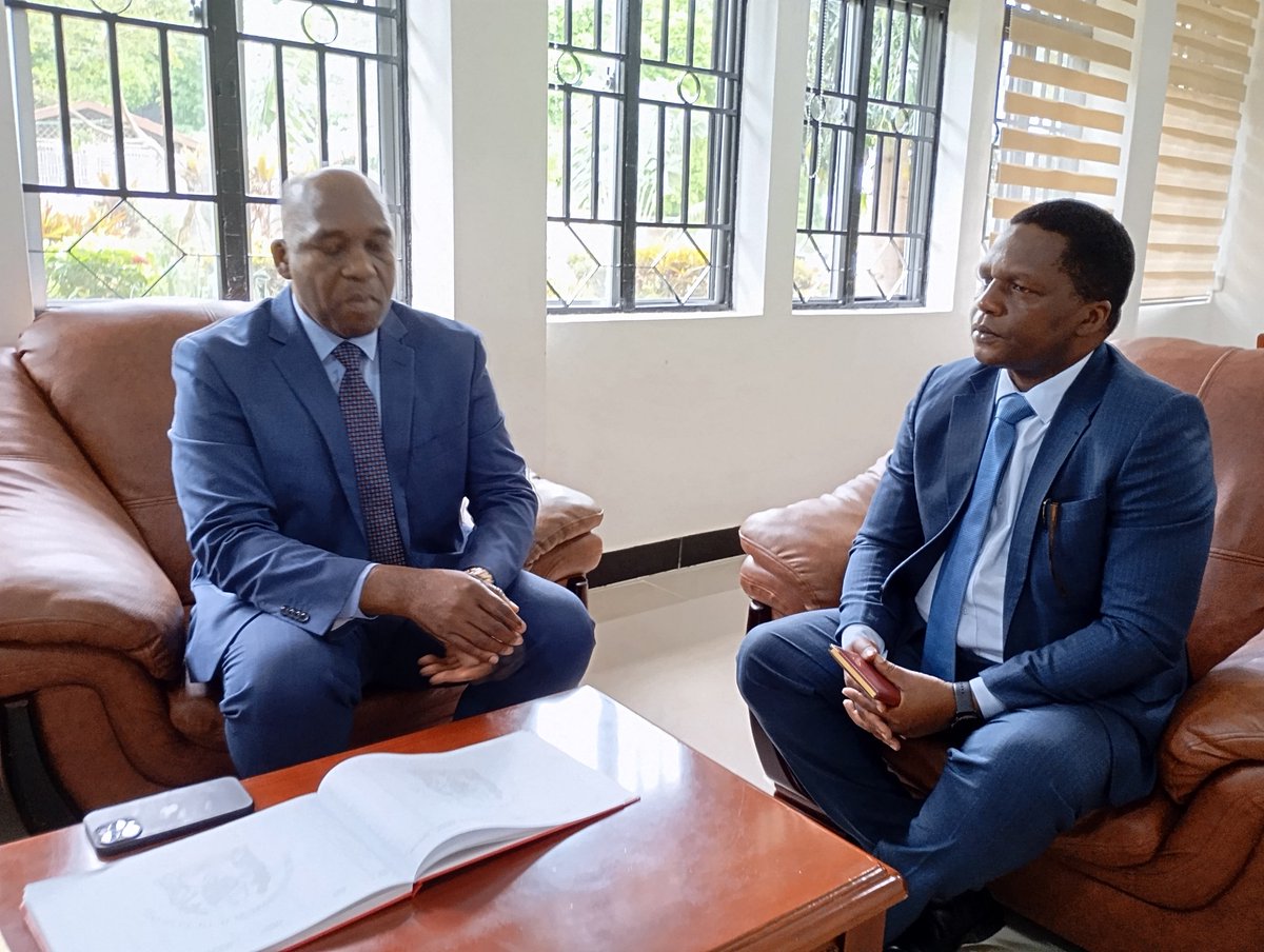 RSMara20's tweet photo. Mkuu wa Mkoa wa Mara Mhe. Kanali Evans Alfred Mtambi leo tarehe 20 Desemba, 2024 amewapokea na kuzungumza na Maafisa wa Mamlaka ya Mapato Tanzania (TRA) wakiongozwa na Kamishna wa Kodi za Ndani Bwana Alfred Mregi ambapo Mhe . Mtambi ameipongeza TRA kwa ukusanyaji mzuri wa kodi https://t.co/xFdhWAoQlF