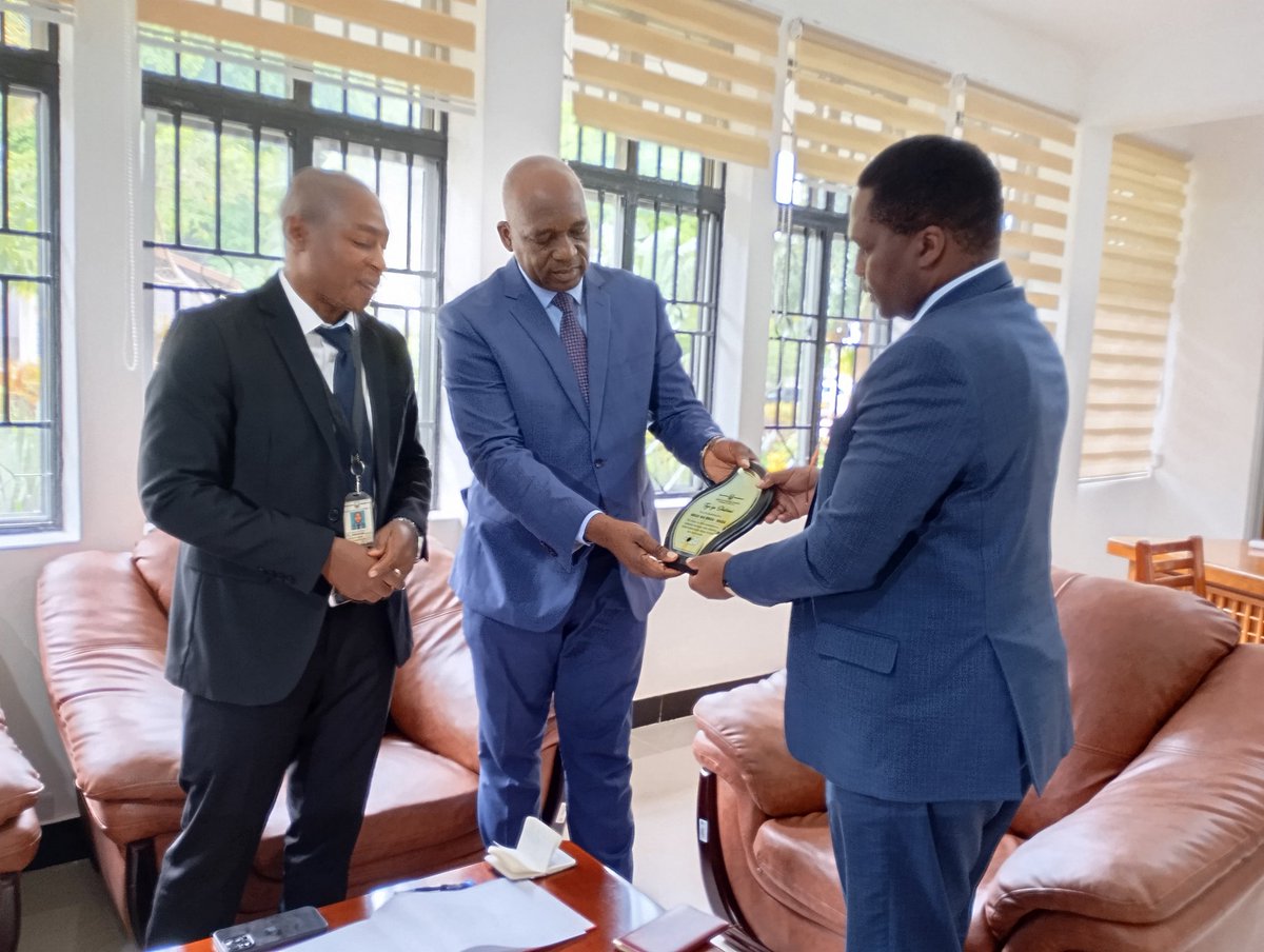 RSMara20's tweet photo. Mamlaka ya Mapato Tanzania (TRA) leo tarehe 20 Desemba, 2024 imempatia tuzo ya shukrani Mkuu wa Mkoa wa Mara Mhe. Kanali Evans Alfred Mtambi kwa kutambua mchango wake katika kuhamasisha ulipaji wa kodi kwa hiari ambayo imekabidhiwa na Kamishna wa Kodi za Ndani Bwana Alfred Mregi https://t.co/LVupzuRtTB