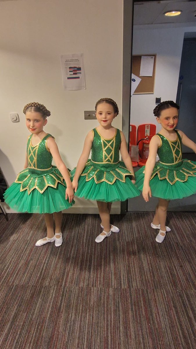MrsVM_Thatto's tweet photo. What a treat it was to watch our girls dancing in the pantomime Peter Pan! To dance at this level requires enthusiasm, expression, pride, resilience and physical health (so many of our school values). We’re proud of you girls! @MrsB_Thatto @MrsLW_Thatto 🌟🌟🌟 https://t.co/ueJDd9HDXC