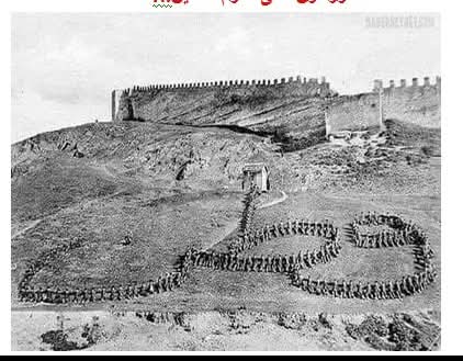 الصورة تعود لعام 1912 الجيش العثماني يصطف  جنوده بشكل كلمة وطن بالعربية قرب أسوارقلعة حلب 
  لا ليست  وطنكم ولن تكون يوماً
قلعة حلب عمرها اكثر من الفي سنة 
ووجودكم في القسطنطينية المحتلة( تركيا ) لا يتعدي 571 سنة فقط منذ 1453م 
ثم احتلالكم للبلدلن في الغرب انتهى
وسينتهي في الشرق