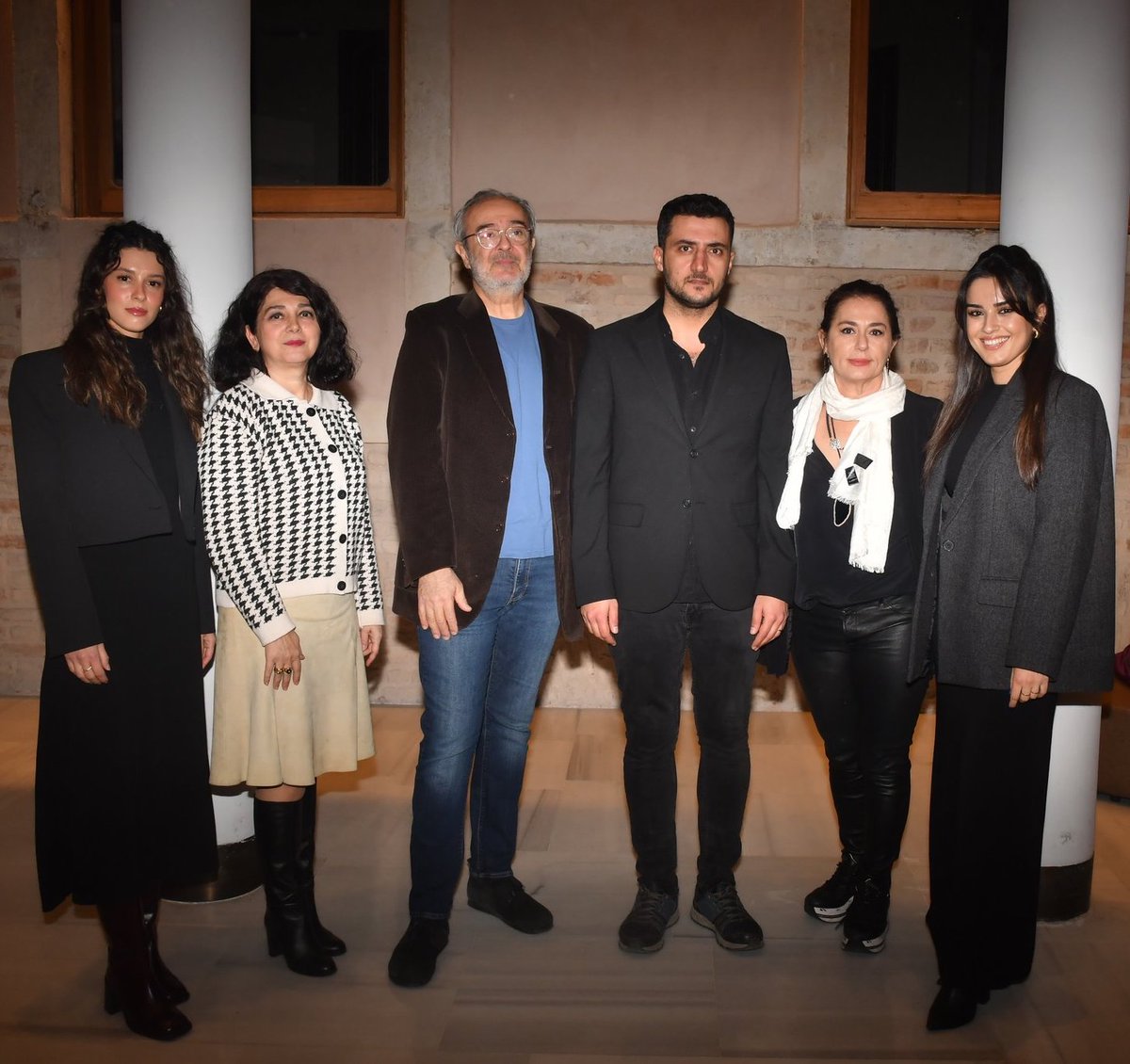 Başrollerinde #NazanKesal, #RehaÖzcan, #ŞerifErol, Atay Yıldız, Benian Dönmez, Name Önal ve #BuçeBuseKahraman'ın başrolde yer aldığı senarist ve yönetmen Soner Sert imzalı #AcıKahve filminin galası Beyoğlu Atlas Sineması’nda yapıldı.
