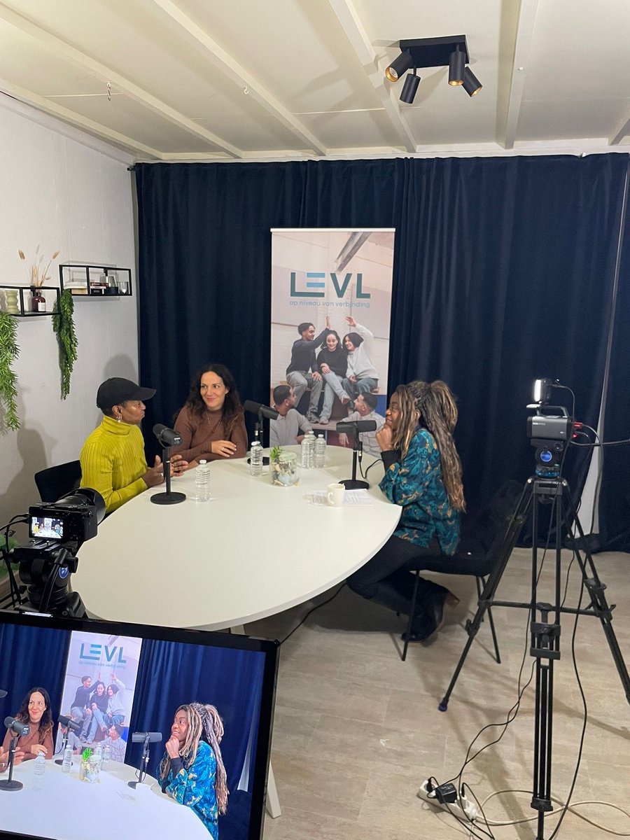 🎙️ Gisteren in de studio voor onze nieuwe podcast: Lien Warmenbol, co-founder van #SheDIDIT, en Diana Morton, een van de vrouwen die ze coachen. Een aflevering rond de drempels en uitdagingen van ondernemerschap en het belang van rolmodellen met een migratieachtergrond #LEVLtalks