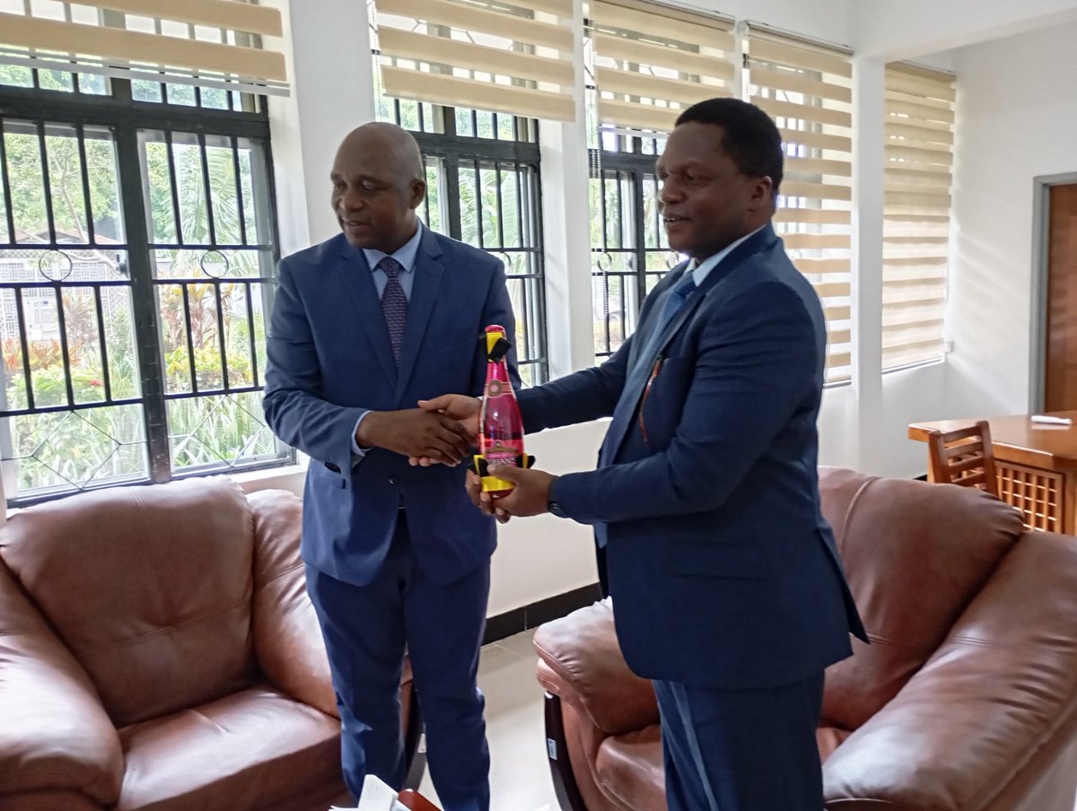 RSMara20's tweet photo. Mkuu wa Mkoa wa Mara Mhe. Kanali Evans Alfred Mtambi leo tarehe 20 Desemba, 2024 kwa niaba ya wananchi na viongozi wa Mkoa wa Mara amepokea zawadi za sikukuu ya Noeli na mwaka mpya kutoka Mamlaka ya Mapato Tanzania (TRA), ambapo Mhe. Mtambi ameishukuru TRA kwa zawadi hizo https://t.co/gm35bMWWiJ