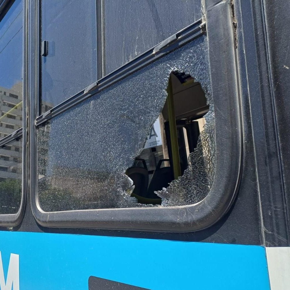PoliciaCbaOf's tweet photo. 📍Bº Alto Alberdi
👉En un corralón un hombre fue #detenido, tras dañar la ventanilla y el espejo retrovisor de un colectivo de la empresa #Tamse, luego de protagonizar una discusión de tránsito.
🖲️En el #procedimiento colaboraron las cámaras del 911. https://t.co/vwMwcDctVF