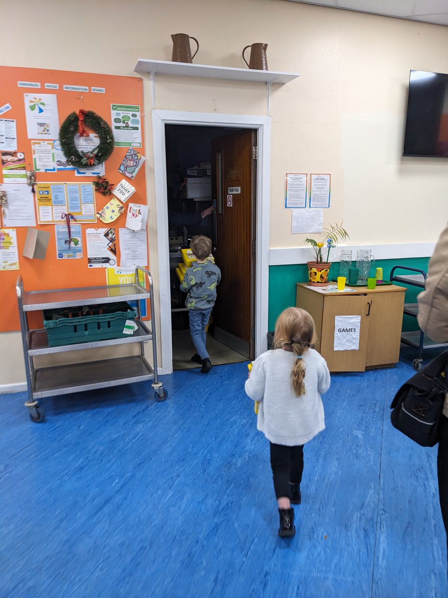 A #FeelGood story for your Friday: 6 year-old Ezra made over £300 by selling homemade confetti, and used the money to purchase all of this food for Emmanuel House! You can see him here, alongside his little sister Ivy, dropping off all of their donations.

Thank you Ezra 💚