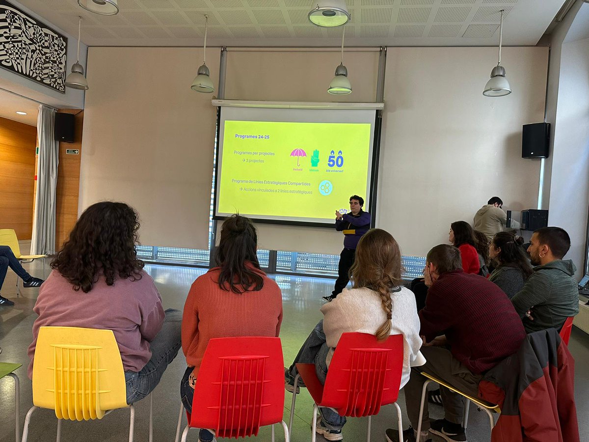 Ahir els equips tècnics d'<a href="/EscoltesCat/">Escoltes Catalans</a> i <a href="/FundacioEJC/">Fundació Escolta Josep Carol</a> ens vam trobar per repassar les memòries del curs passat i els programes del vinent. 📚

També vam celebrar l'amiga invisible i vam dinar conjuntament per acomiadar-nos abans de les vacances! 🥳