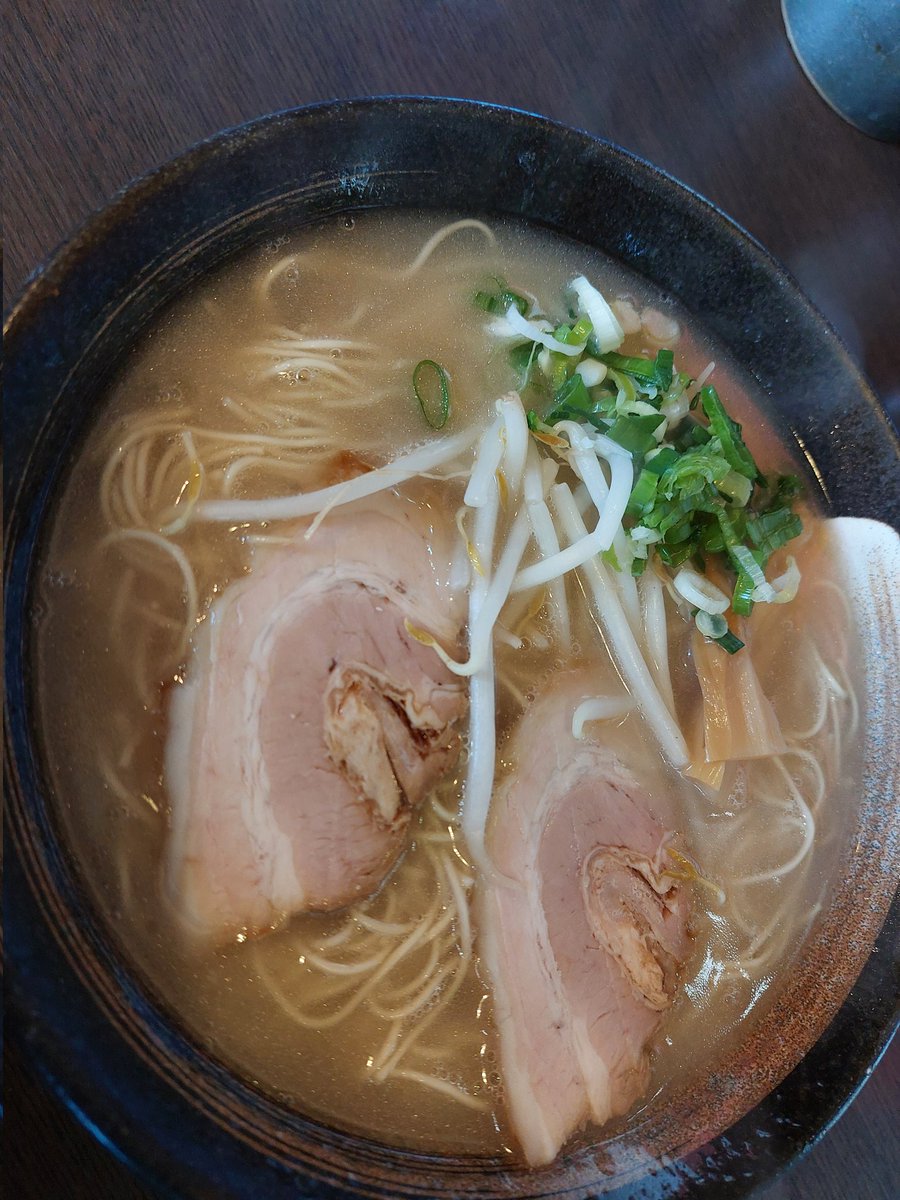 hakatazin's tweet photo. #今日の一麺
#下関のラーメンばか馬 
山陽オートに行く前に寄り道
下関市です。
最寄駅は新下関駅です。
麺は細麺でスープが絡んでごくごく飲み込みました。
ラーメンは飲み物ではありません。
���く噛んで食べましょう。
見た目と違ってあっさりしたラーメンでした。
ミッドの選手コメント取材担当です https://t.co/2LmuUv3xnO