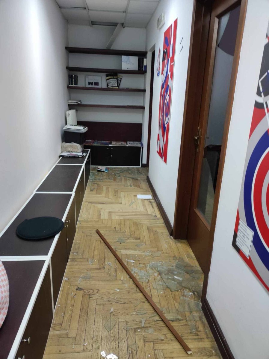 Rusko ničí ukrajinské životy a majetky, dnes ráno i náš, český. V důsledku ruského raketového úderu na Kyjev bylo tlakovou vlnou poničeno České centrum. Na místě naštěstí nikdo nebyl. V okolních bytech se ale nacházeli civilisté.