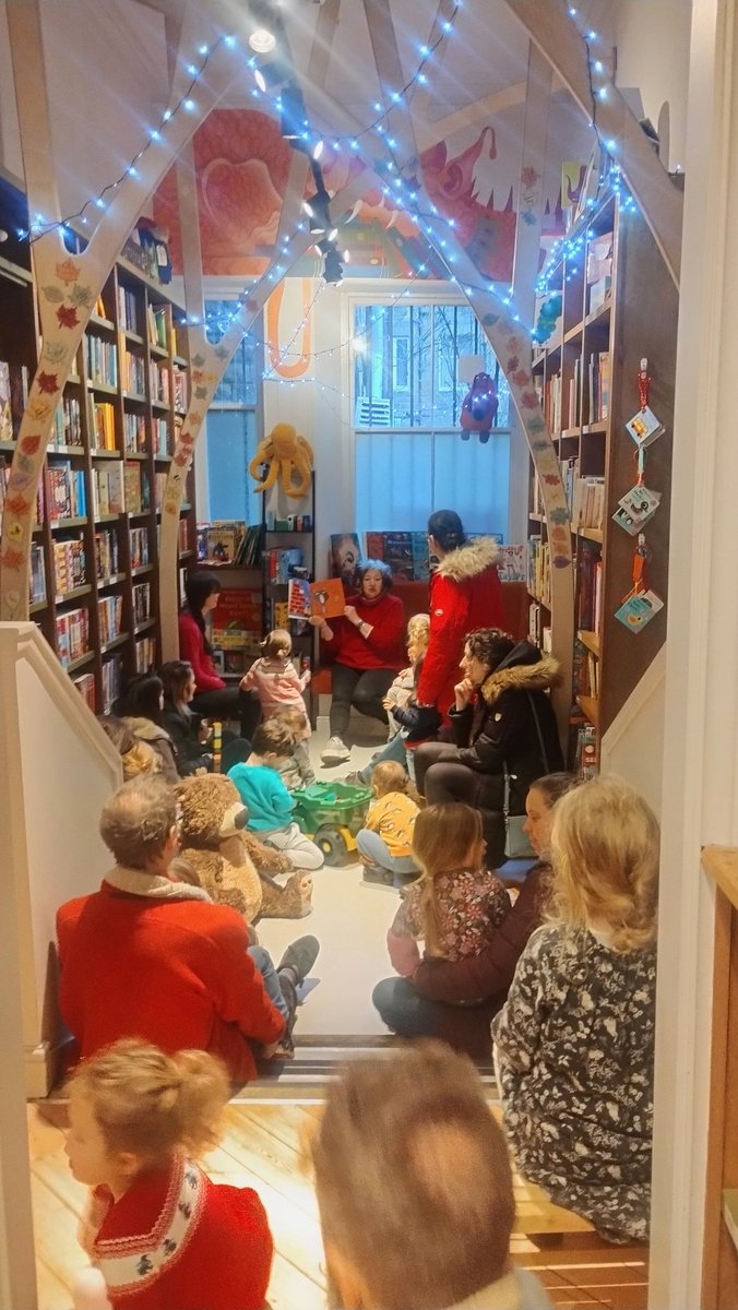 Last Storytime before the Big Day, and it's packed! And yes, we will be here for Under Fives Storytime next Friday!

#Edinburgh #Edimbourg #books #livres #Bruntsfield