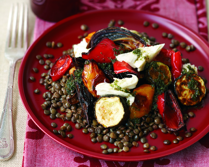 Fill your plate with these roasted vegetables with lentils, mozzarella and mint oil.
Don’t be shy to try some variations according to which veggies you can find.

Get the recipe: italytravelandlife.com/recipes/roaste…