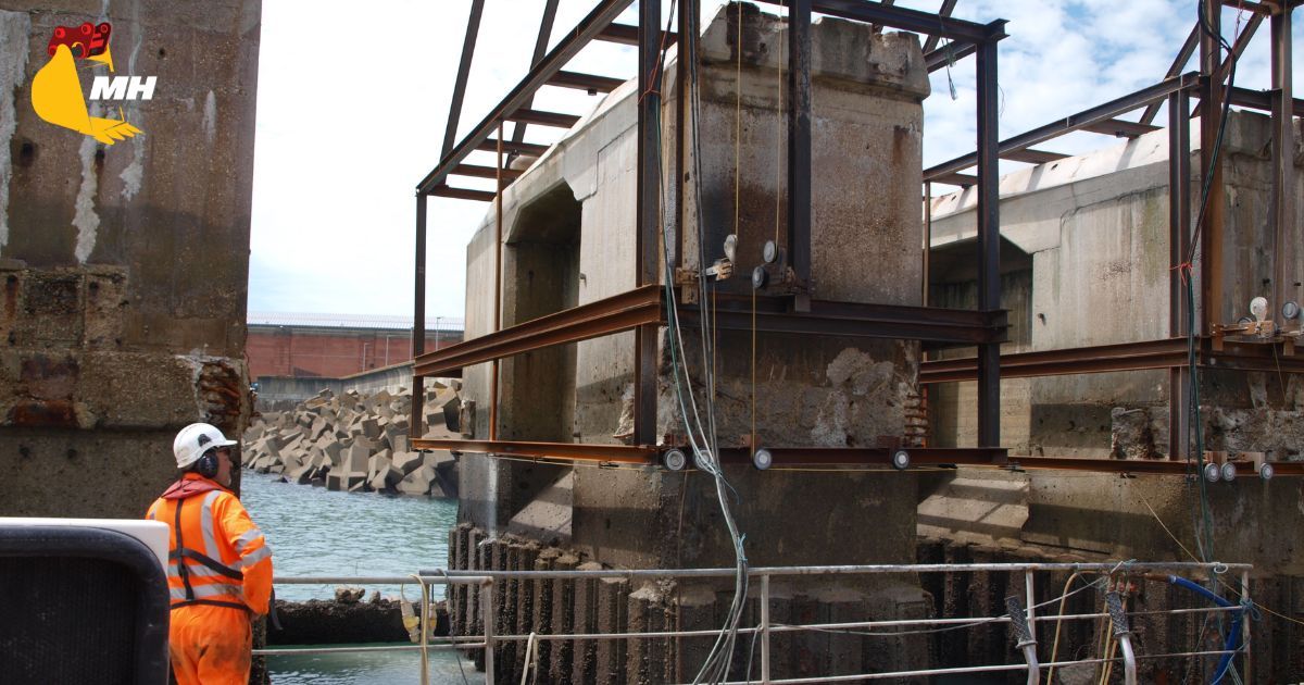 Masterhitch's tweet image. We manufactured 4 huge steel frames and a steel mast for the Dover Western Docks revival project. These structures supported the wire saw system used by Robore Cuts to remove an old concrete jetty.

Read more: buff.ly/3peqjF3 

#masterhitch #bespoke #bespokeproject #dover
