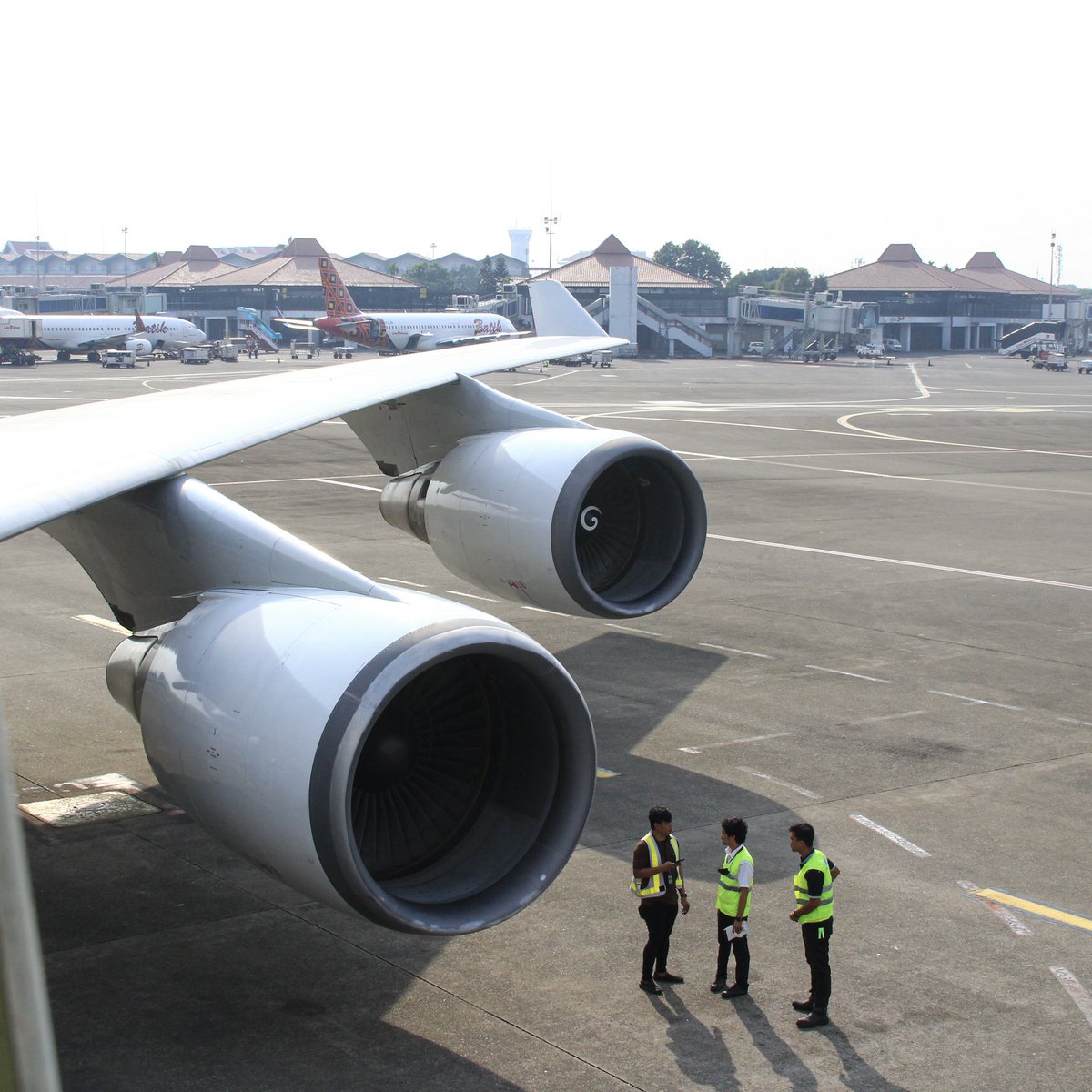 fly_meta's tweet photo. Behind every successful flight are the hardworking heroes on the ground. Shoutout to the incredible frontliners at the airport who work tirelessly to ensure smooth operations for our flights. #flymeta #groundstaff #airportworkers #cargofreigter https://t.co/3H4LYPdwsr