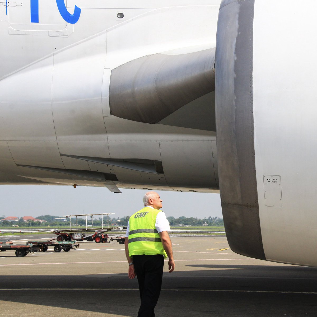 fly_meta's tweet photo. Behind every successful flight are the hardworking heroes on the ground. Shoutout to the incredible frontliners at the airport who work tirelessly to ensure smooth operations for our flights. #flymeta #groundstaff #airportworkers #cargofreigter https://t.co/3H4LYPdwsr