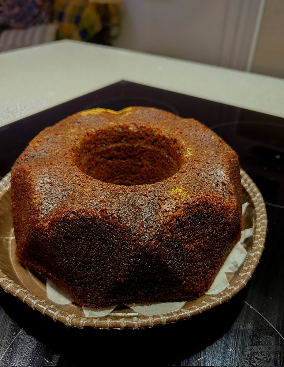 ElseKruskopf's tweet image. Hyvää huomenta. Joulukalenterihiirikin tietää, että vihreät kuulat on herkkua🐭Pyöräytin siskontytön perheelle taatelikakun jouluksi🍪Ihana tuoksu leijuu kun lisäsin kanelia ja kardemummaa. Mukavaa perjantaita🎄#Finland #Helsinki #Christmasbaking #StandWithUkraine️ 💛💙🇺🇦