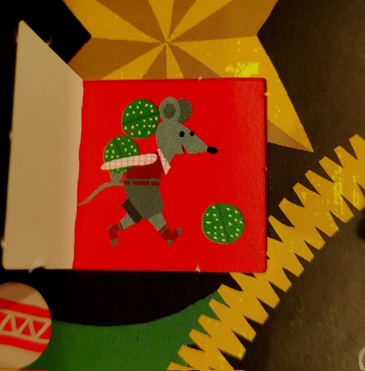 ElseKruskopf's tweet image. Hyvää huomenta. Joulukalenterihiirikin tietää, että vihreät kuulat on herkkua🐭Pyöräytin siskontytön perheelle taatelikakun jouluksi🍪Ihana tuoksu leijuu kun lisäsin kanelia ja kardemummaa. Mukavaa perjantaita🎄#Finland #Helsinki #Christmasbaking #StandWithUkraine️ 💛💙🇺🇦
