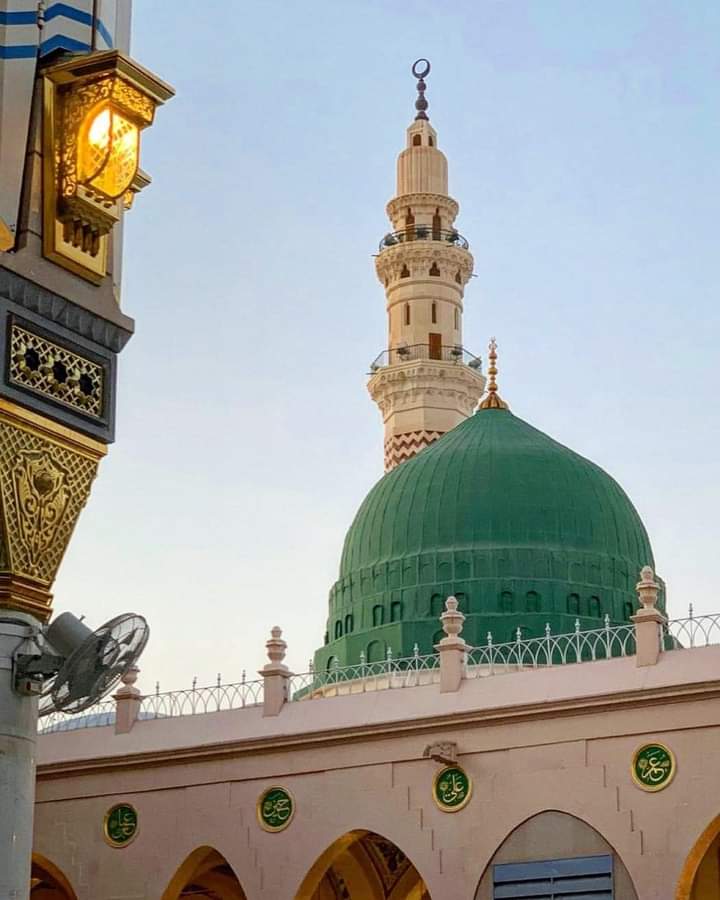 يا رب صلّ على النبي محمد
عدد الذين بحبه قد تُيّموا

عدد النجوم إذا بدتْ وسط الدجى
عدد الطيور على الغصون ترنّمُ

عدد الذين عليه صلّوا في الورى
فأصابهم بعد الصلاة المغنمُ

يا من أردتم في الشدائد مخرجاً
وسعادةً صلوا عليه وسلموا