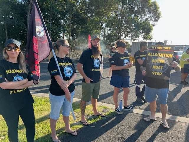 MUA wharfies at Qube Port Kembla on strike and picketing for pay, safety and rosters that allow for work life balance. 

After months of bargaining and action, Qube workers are ramping up with 2 weeks of strikes across 10 ports. Get down to support them!

✊🏽✊🏽✊🏽