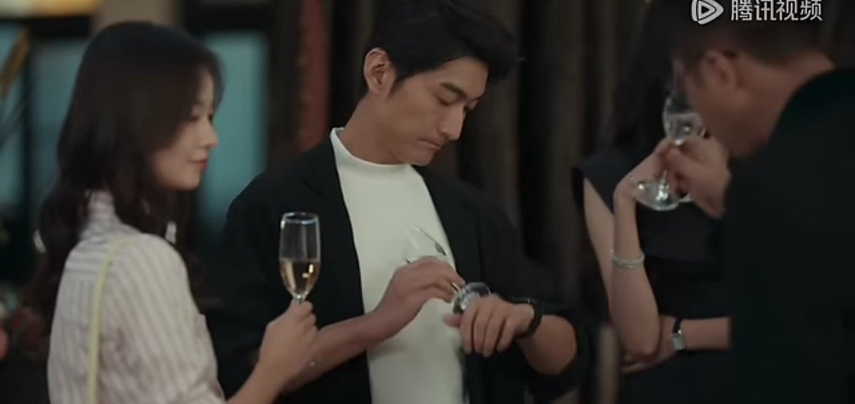 ohyeahju's tweet photo. he intentionally spilled water and changed his clothes so she's not the only one in casual clothes 
#LaterILaughed https://t.co/fubmBtdHkY