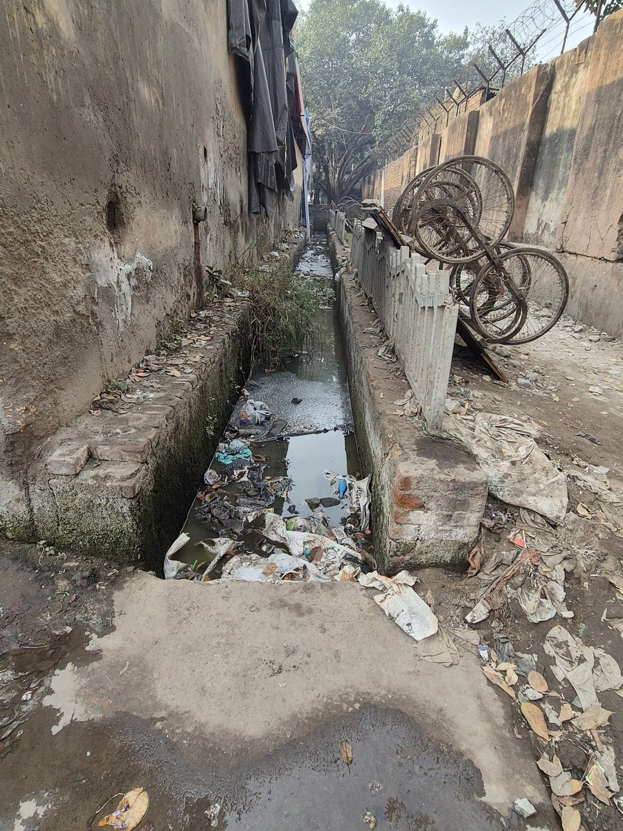 musabahmad1120's tweet image. "Dear @MCD_Delhi, the drainage system in our colony is completely blocked, leading to water overflow on the streets and severe inconvenience to residents. Please address this issue urgently and ensure proper cleaning. #CleanDelhi #DrainageProblem"