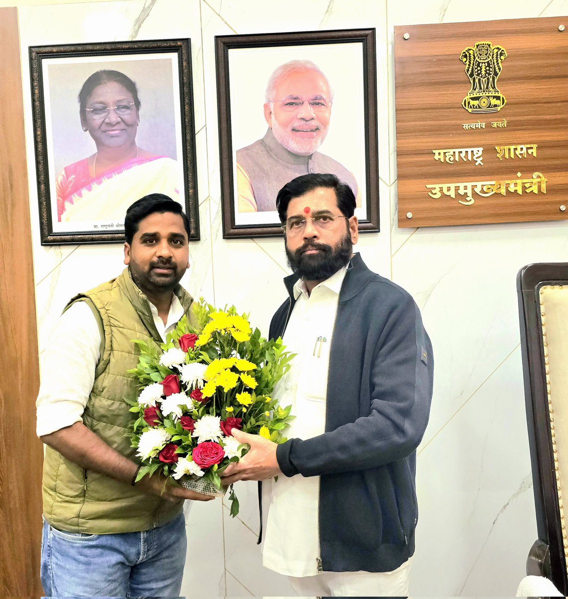 RameshLPatil's tweet photo. 📍 #नागपूर 
नागपुर येथे महाराष्ट्रचे उपमुख्यमंत्री श्री.एकनाथ शिंदे साहेब यांची 'देवगिरी' निवासस्थानी सदिच्छा भेट घेतली. 
        उपमुख्यमंत्र्यांच्या नेतृत्वाखाली राज्य अधिक सक्षम आणि प्रगत होईल. प्रगतीसाठी त्यांचे नेतृत्व आणि कार्य ऊर्जा देणारे आहे. 
@mieknathshinde
@ELalsare https://t.co/NDESpNdvwZ