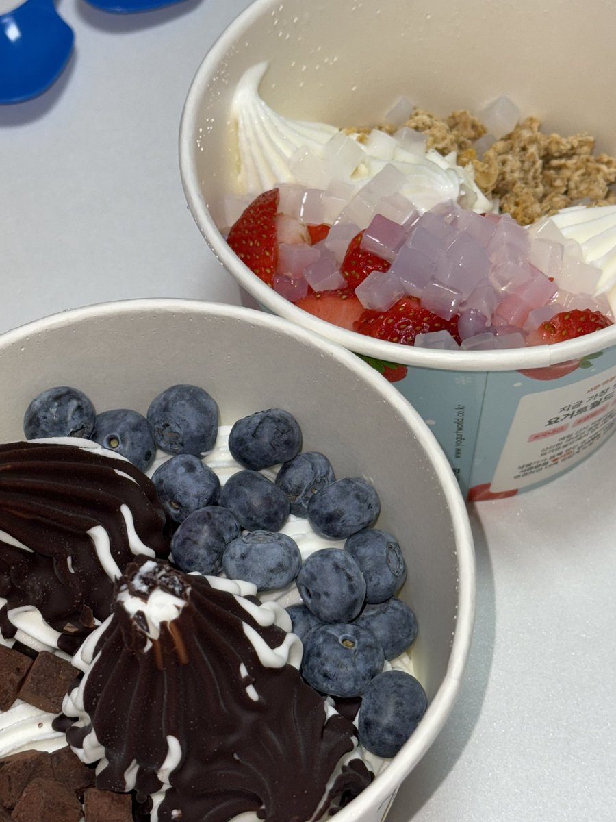 여자 넷이 모이면.,,
보드게임카페에서 10만원쓰고 요아정 시켜먹는다